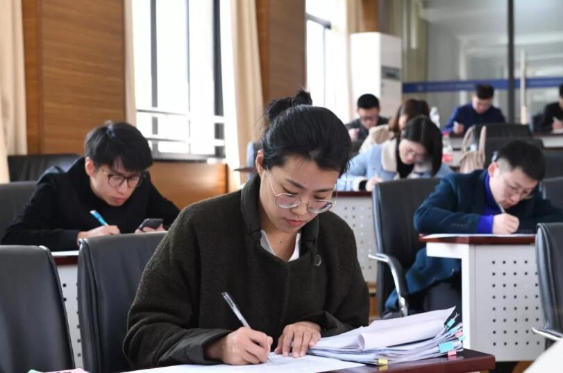 看左边这家伙多不配合,让你收手机不收,成了学院官方图